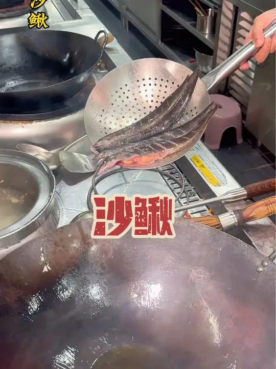 湖南岳阳小罗鱼蟹馆,这种沙鳅鱼你见过吗?今天长见识了!湘菜 小罗鱼蟹馆 岳阳美食