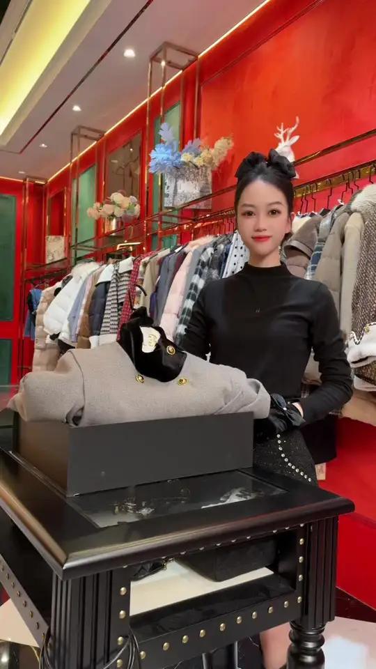 古驰今年的广告语:“喜欢是棋逢对手,但爱是甘拜下风”。原创品牌女装 设计师款 高品质羽绒服