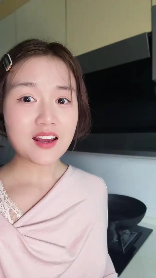我的童年第一次接触到的外面买回来的蔬菜是土豆,因为我们乡下好像种不出来 我奶奶从小就是给我