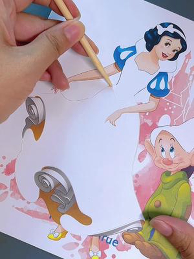 儿童贴画 亲子手工 迪士尼公主 提升专注力 益智玩具 最后居然有12位公主美图!特别锻炼宝