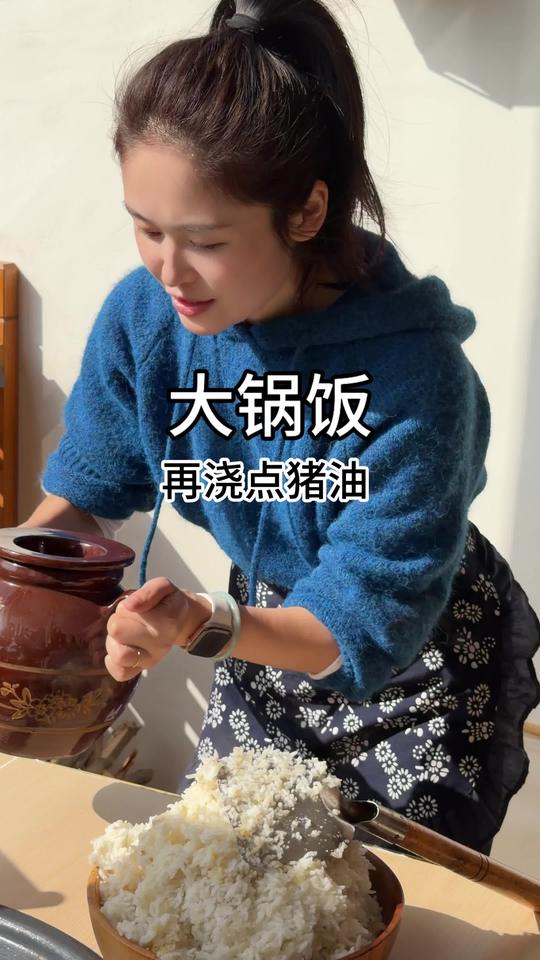 姐姐回来，给她做大锅饭，鸡汤泡锅巴