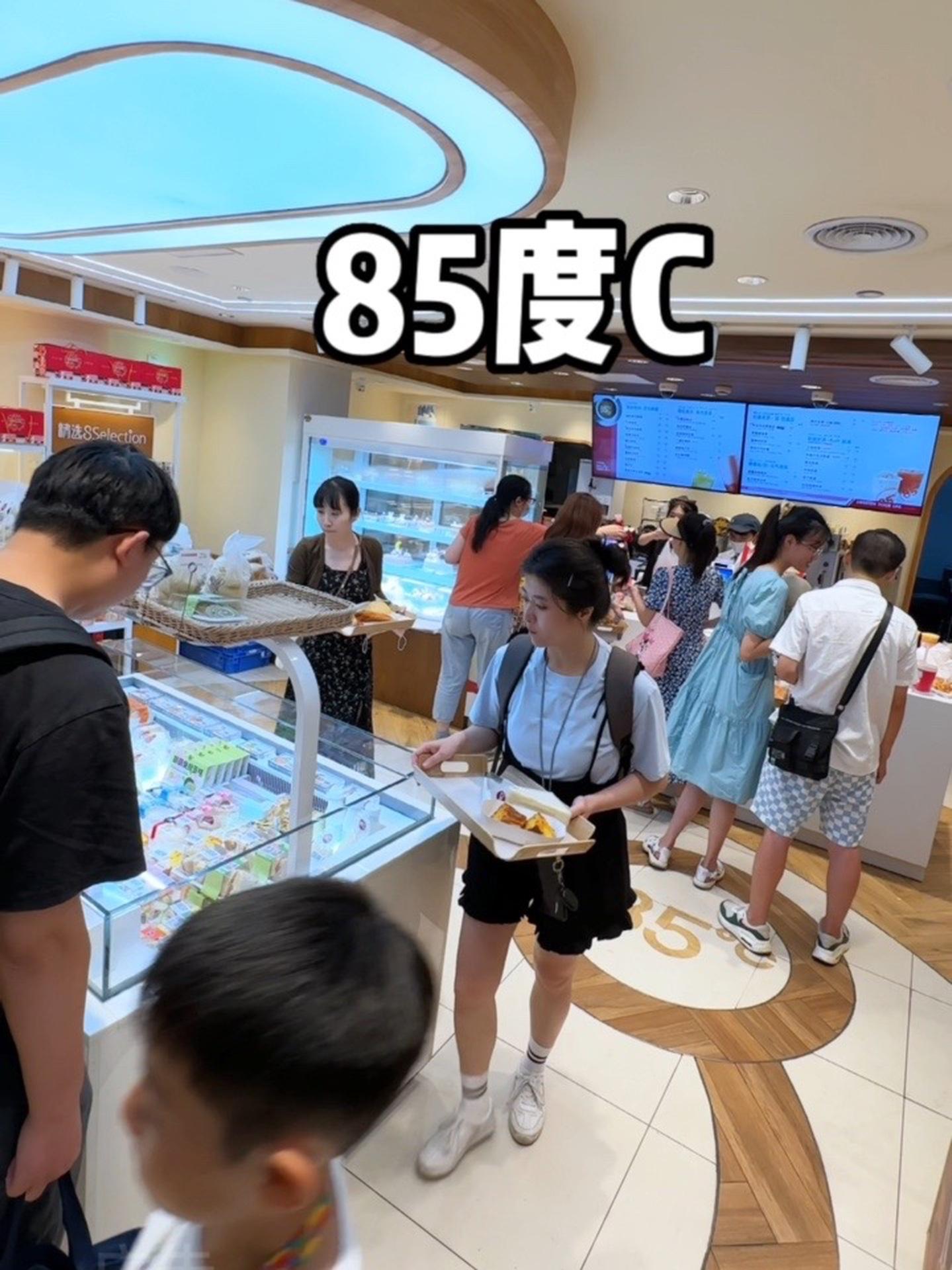 三伏天解暑神器冰心菠萝包,冷冻后的冰淇淋口感,搭配丝滑英式奶茶太适合这个夏天啦 夏日食力狂