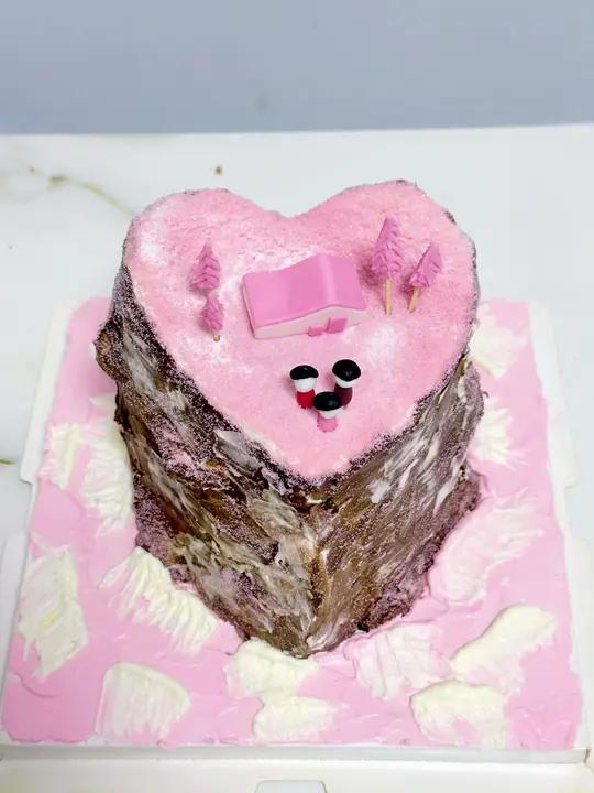 爱心蛋糕，甜蜜满溢 今天邂逅了一款超浪漫的爱心蛋糕。粉粉嫩嫩的色调，像藏在心底的温柔梦境。