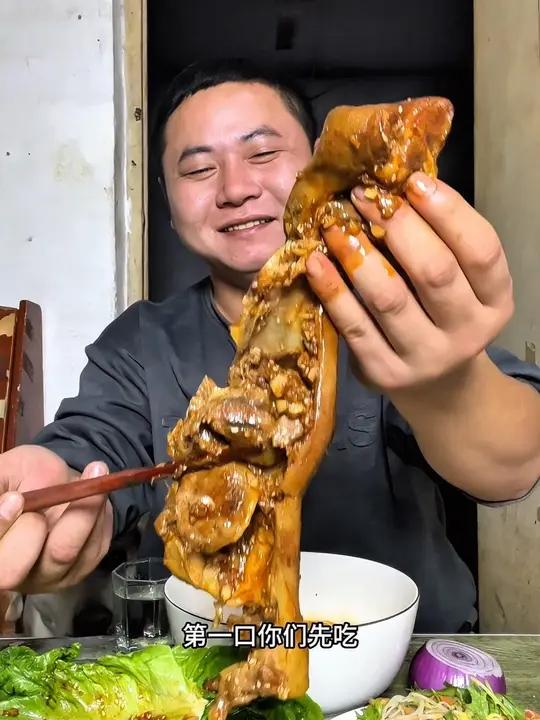 来看一个普通打工人下班的快乐 下班了,整块猪头肉,整点凉菜,煮碗面,简单吃点喝点快乐一下,