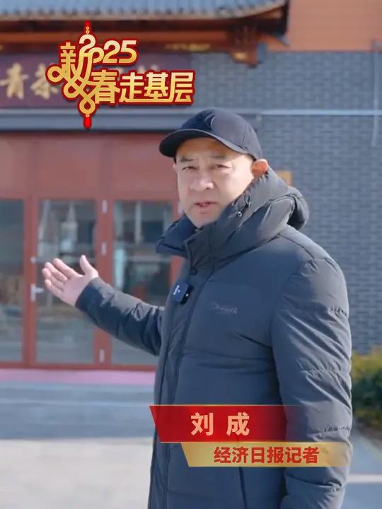 “出锅喽!”随着一声吆喝,热气腾腾的开花馒头从层层笼屉中被抬出,甜甜的面香味瞬间弥漫开来…