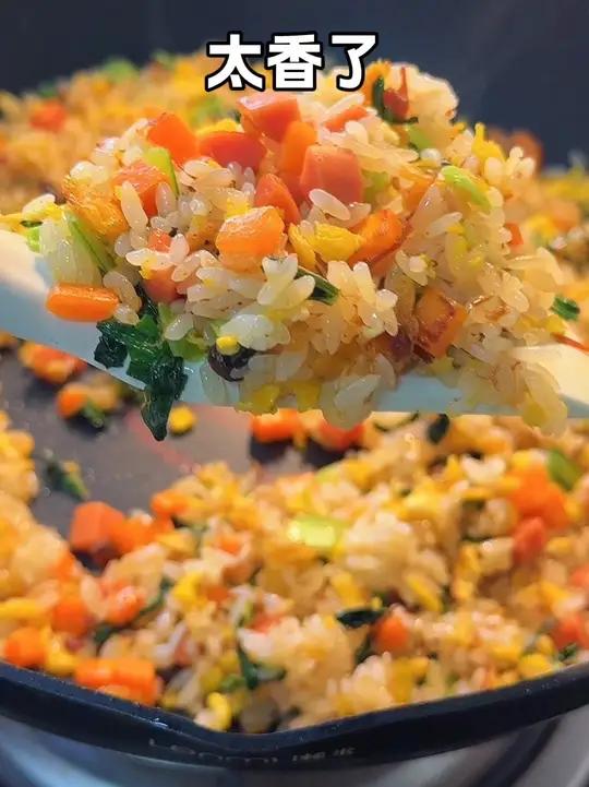 马爸爸版XO酱炒饭 “你绝对没吃过这么香的XO酱炒饭““米饭与蛋香完美融合，每一口都能尝到