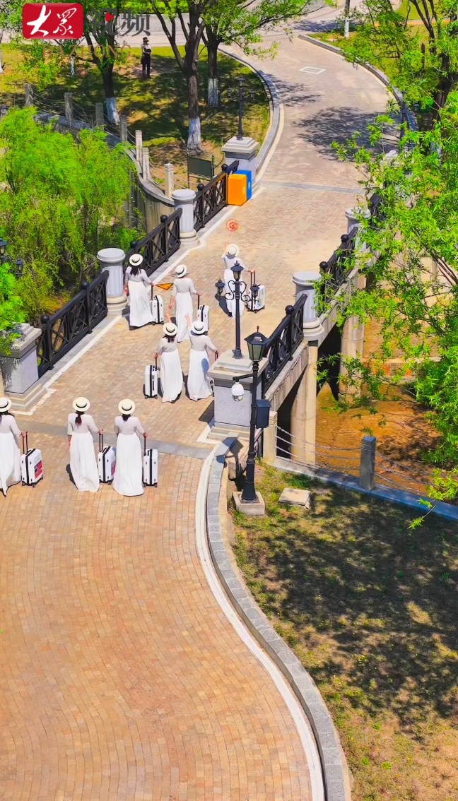 烟台张裕国际葡萄酒城:一湖城堡入画,半城春色微醺