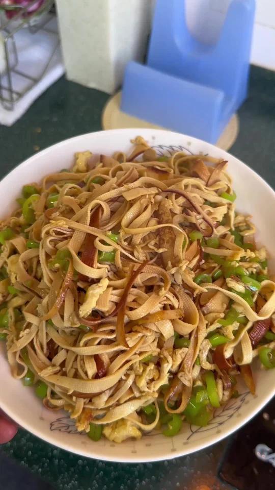 超级下酒的小菜 青椒鸡蛋干豆腐!