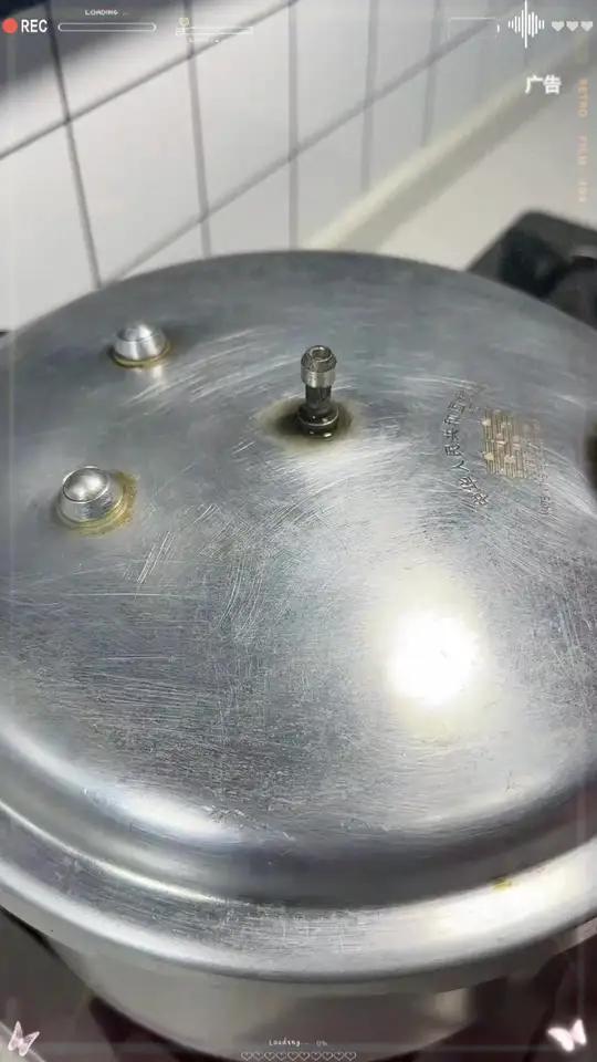 绍兴特产咸亨酒店笋干菜，由梅干菜和笋干晾晒而成。笋干菜很干净，笋片很大，包装非常方便携带，