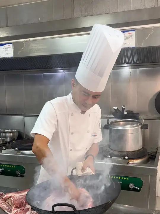 东坡肉 主料:五花肉 10斤 操作规程:五花肉烧毛刮干净,放水里加葱姜料酒八角煮20分钟,