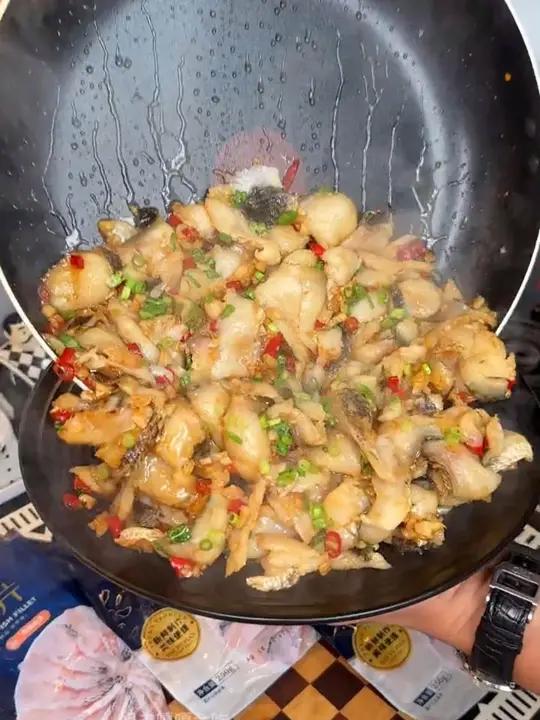 这个鱻谣黑鱼片免浆免洗,去骨去刺,特别适合给老人孩子吃!黑鱼片 鱼 太香了