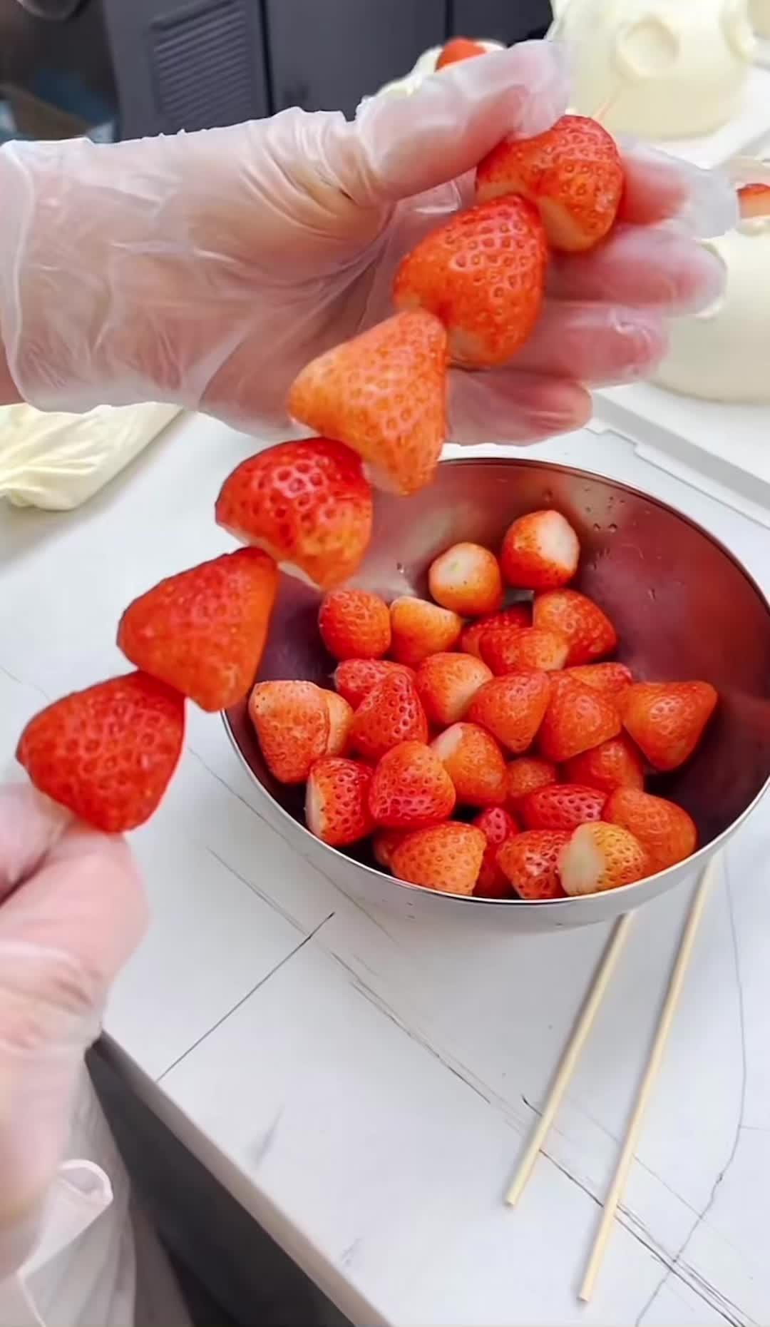 冬天的第一个草莓蛋糕 圣诞草莓塔 这些天一直想吃奶油,却形容不出来具体什么样的,这会儿能说