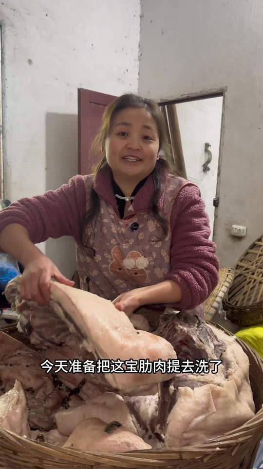 腌好的肉洗净晾起，今年熏肉交给婆婆，她爽快答应啦