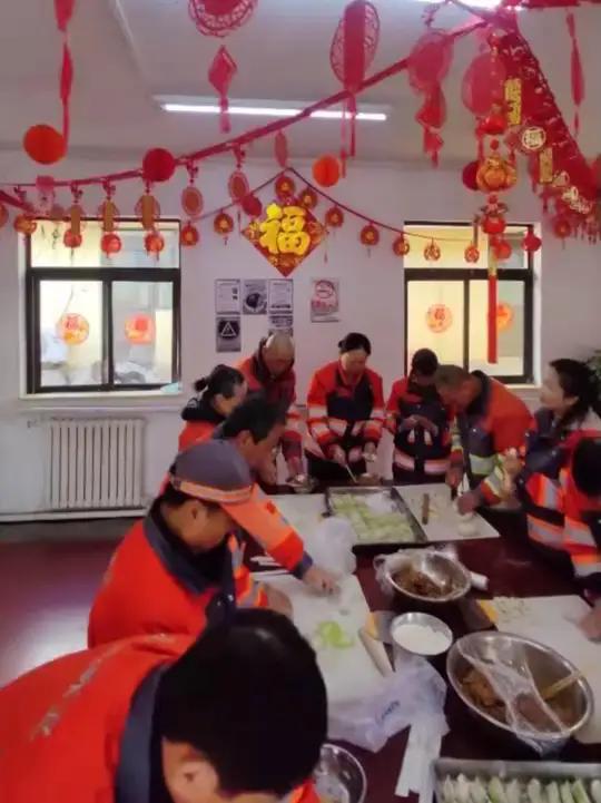 小年里的暖心！石景山环卫职工欢聚一堂迎新春 2月10日是农历北方小年，石景山区环卫中心一队