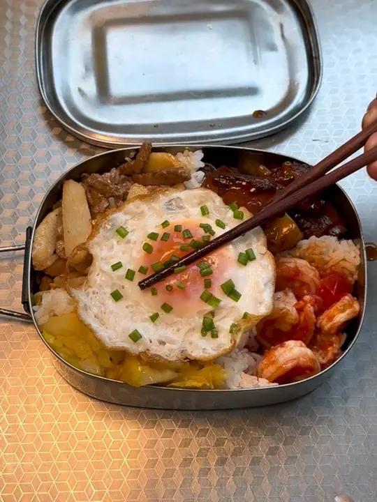满足的盒饭|菠萝排骨 番茄虾仁 山药牛肉 包菜炒饭 煎蛋 菠萝排骨和菠萝饭一样 听着不太好