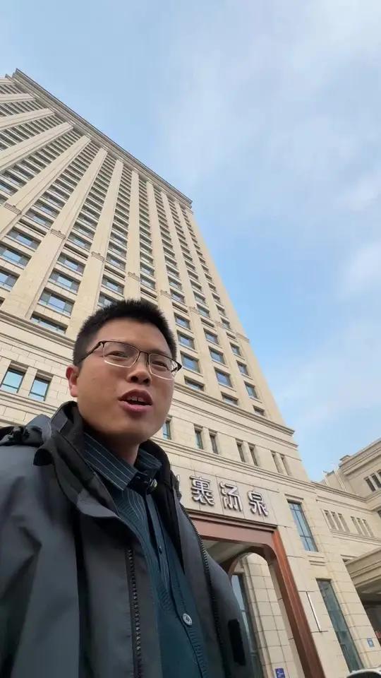 美域水裹汤泉现在一百多俩人了!价格了是不贵,地方了大,配置也不低,新开的还没体验过的快去试