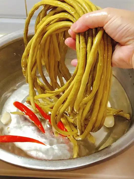 豆角泡酸,加肉末一炒,用来拌饭,拌面,配稀饭可好吃了
