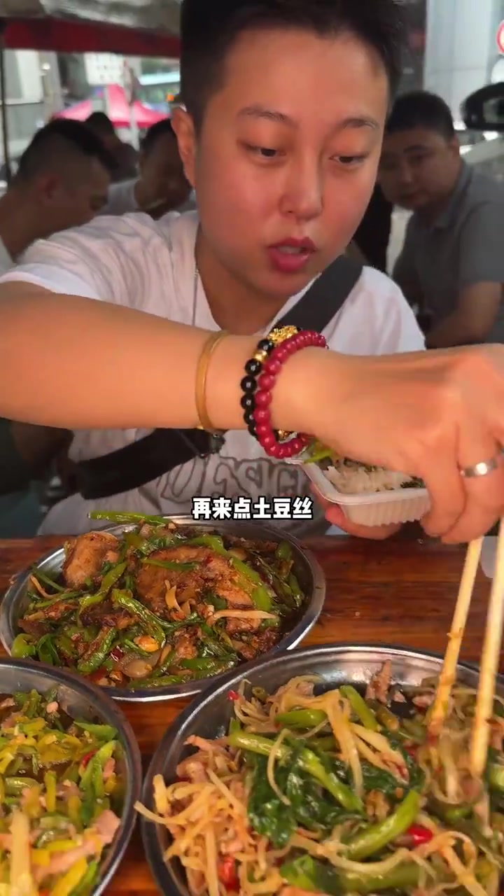 重庆街头米其林炒菜!嬢嬢炒啥你吃啥!