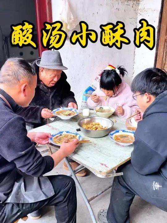 #酸汤小酥肉 #家常菜 #乡村生活 #农家风味 #我要上热门 酸汤小酥肉出锅啦!喝起来暖乎