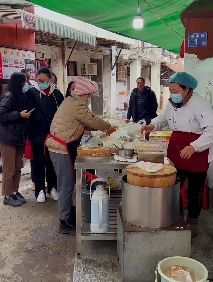 带你们看一下老武汉快失传的过早,糯米包油条,有吃过的没
