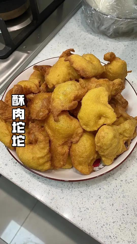 富女节快乐 今天做酥肉坨坨 一种我们小时候的零食 我的妈妈的手很小 小到她已经拿不了很多东