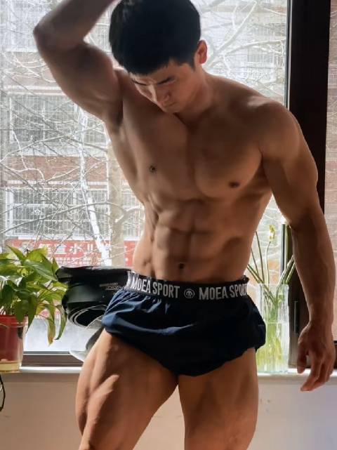 阳光下的肌肉男特别帅气 微博户外运动节