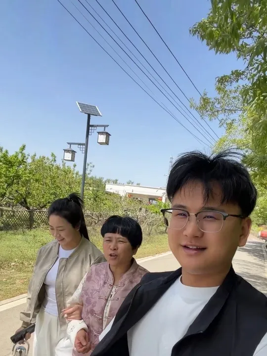 趁着今天的好天气,带着妈妈和源源一起去挖野菜喽,挖完野菜还能摊鸡蛋饼吃
