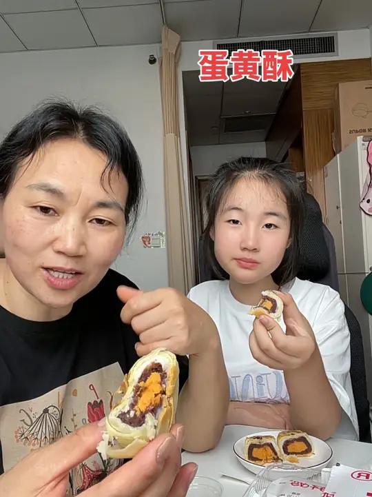 轩妈家的蛋黄酥真的太好吃了,馅料特别足,皮薄,一口下去超满足,咸香可口