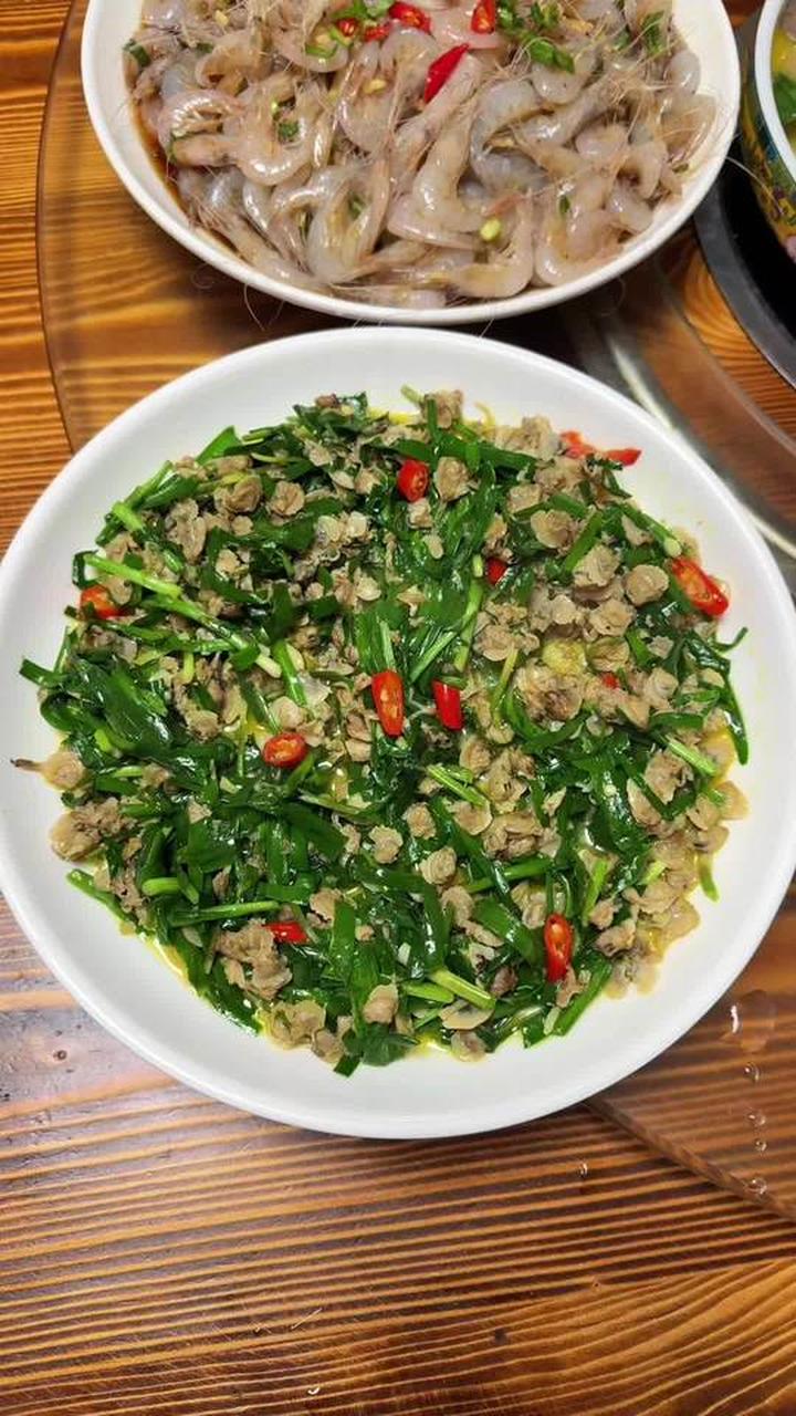 韭菜炒蚬肉、生炝条虾、红烧鲫鱼等美味佳肴