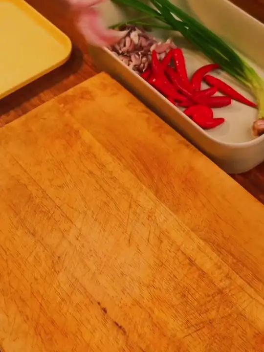 盐辣椒烧五花肉,做法简单,只需要几步,但是它的味道很香,外焦里嫩,又辣又咸,味道很足!和热