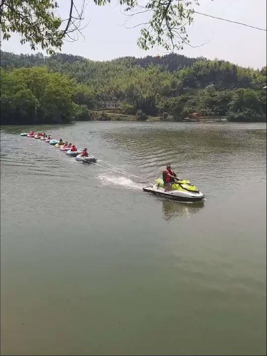 水上竹筏,水上小火车,水上摩托艇飞鱼冲浪,5月10日桐花节