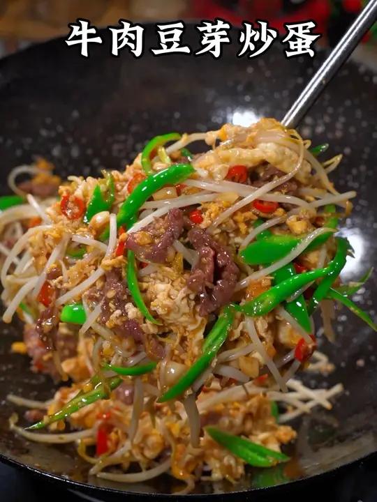 牛肉跟鸡蛋也是神仙搭配,放点豆芽一起炒香香脆脆的特别好吃#牛肉炒蛋 #青椒牛肉炒蛋 #青椒