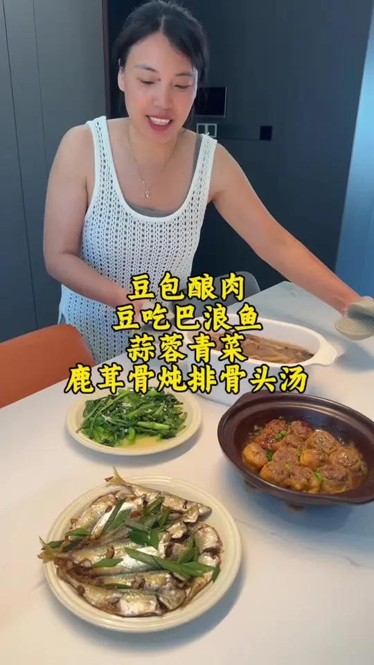 开饭啦普通家庭的家常菜～炖一锅汤,煎一道鱼再炒两个菜,吃健康的家常菜