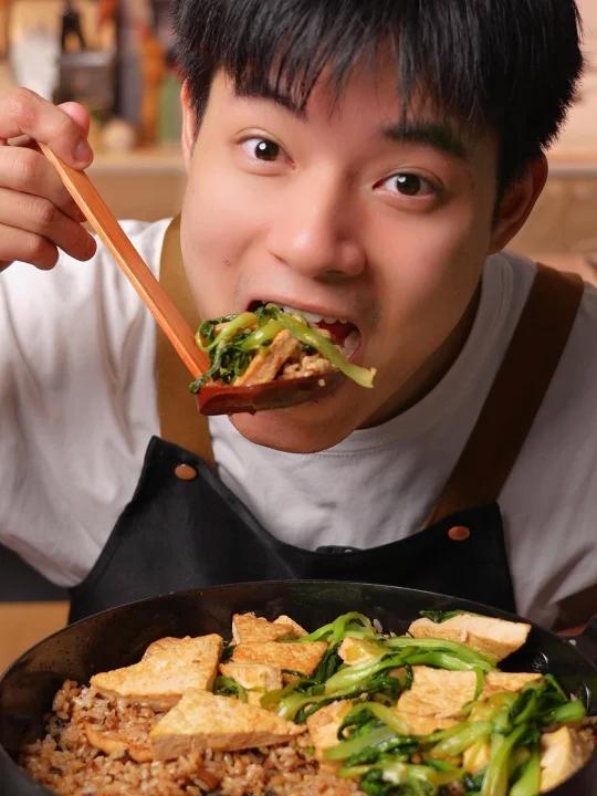 素食吃播!今天吃鸡毛菜煎豆腐和杏鲍菇