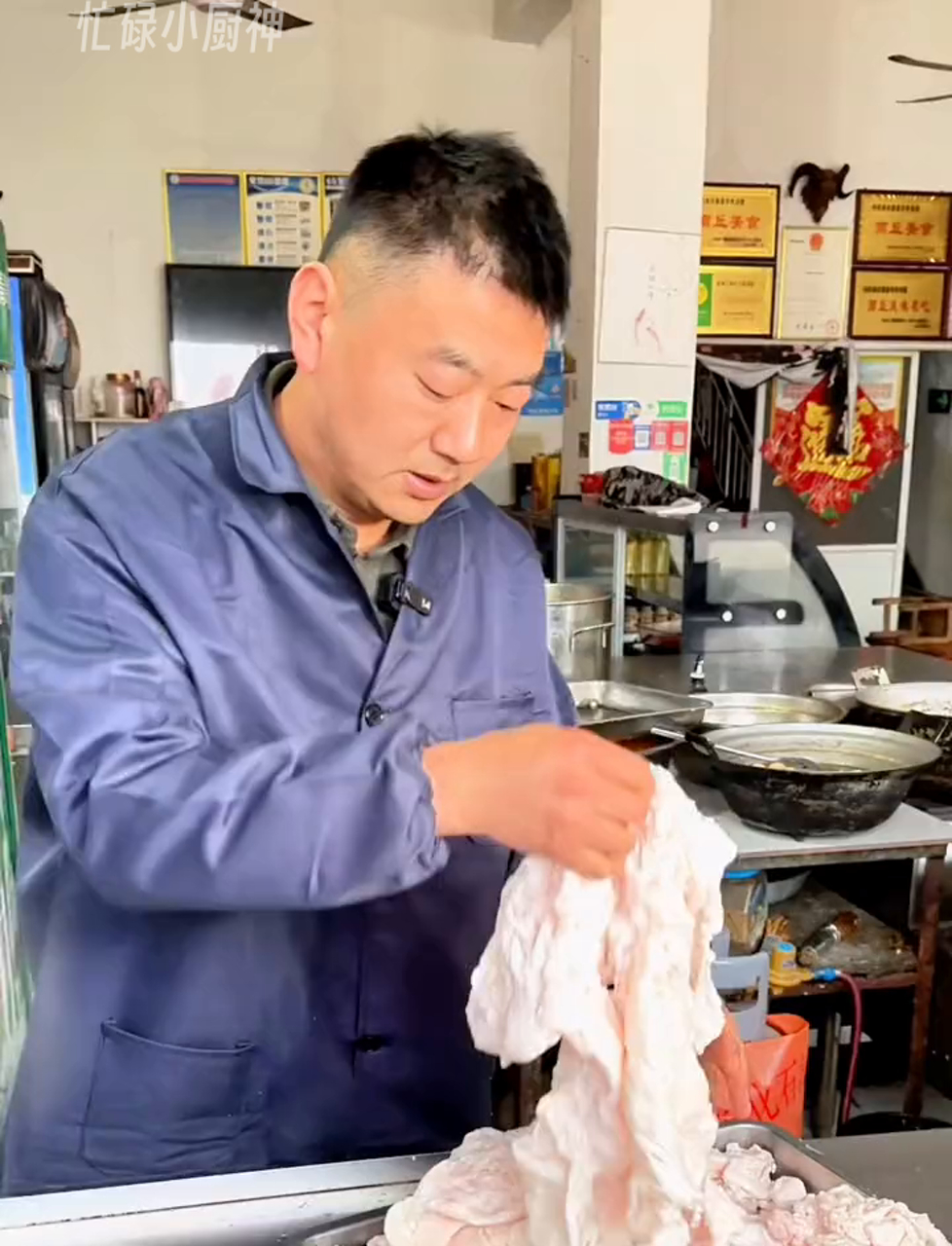 河南商丘虞城县蔡家100多年历史的羊肉汤，只煮羊肉不煮羊杂的红汤羊肉