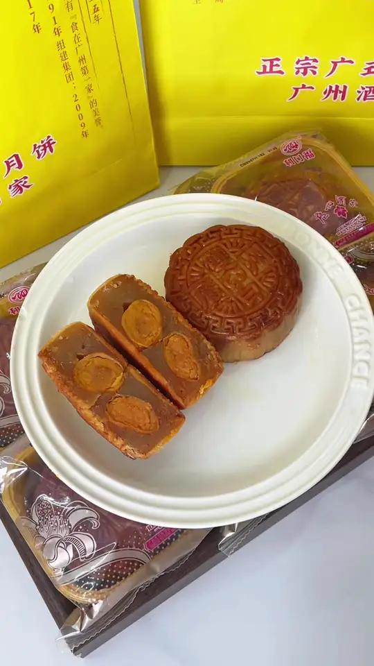 广州人只认 广州酒家双黄莲蓉月饼外皮金黄金黄的,沙沙的莲蓉包裹着流油的咸蛋黄,吃着也不甜腻