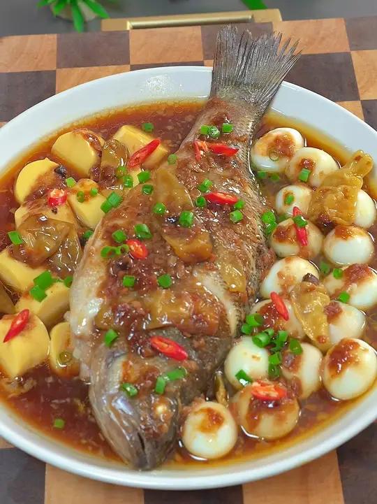 把肉末塞进鱼肚子里面出锅就是一道好吃的美食，酱香浓郁，鱼肉鲜美