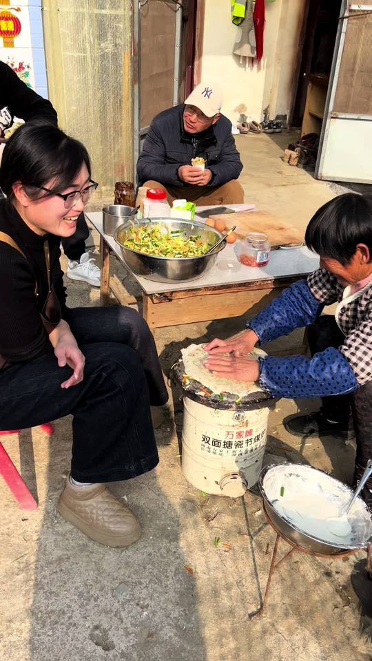 我和婆婆的默契：馋家乡摊煎饼，借鏊子后她秒懂，全家吃着温暖