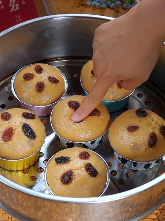 把红糖和鸡蛋倒进面粉里，出锅就是一道特色美食，太好吃了