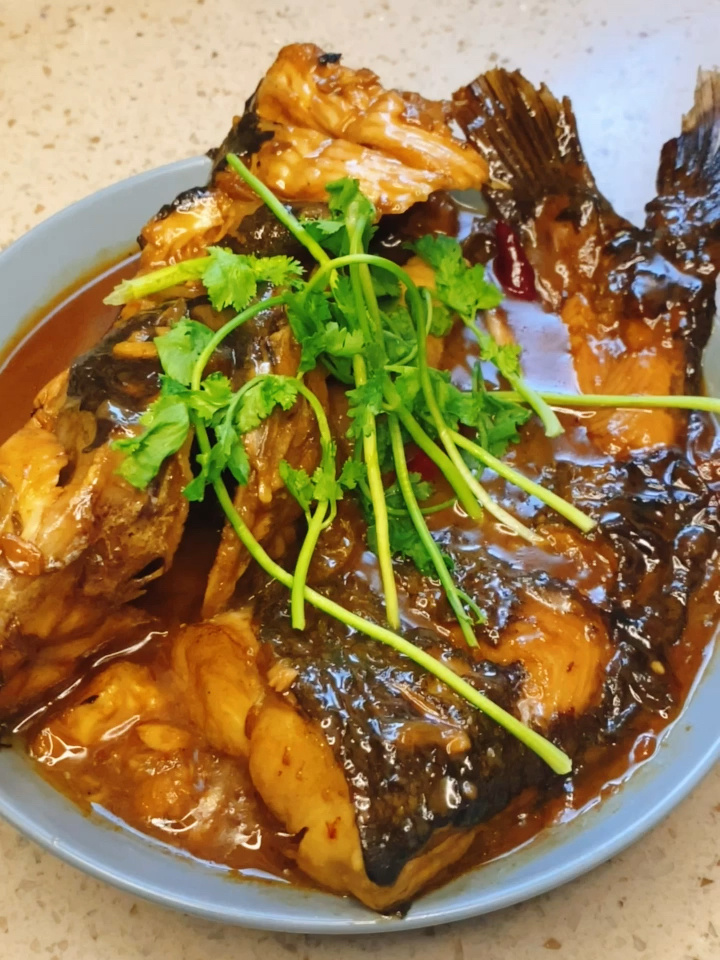红烧乌江鱼也太香了～汤汁拌饭都很好吃
