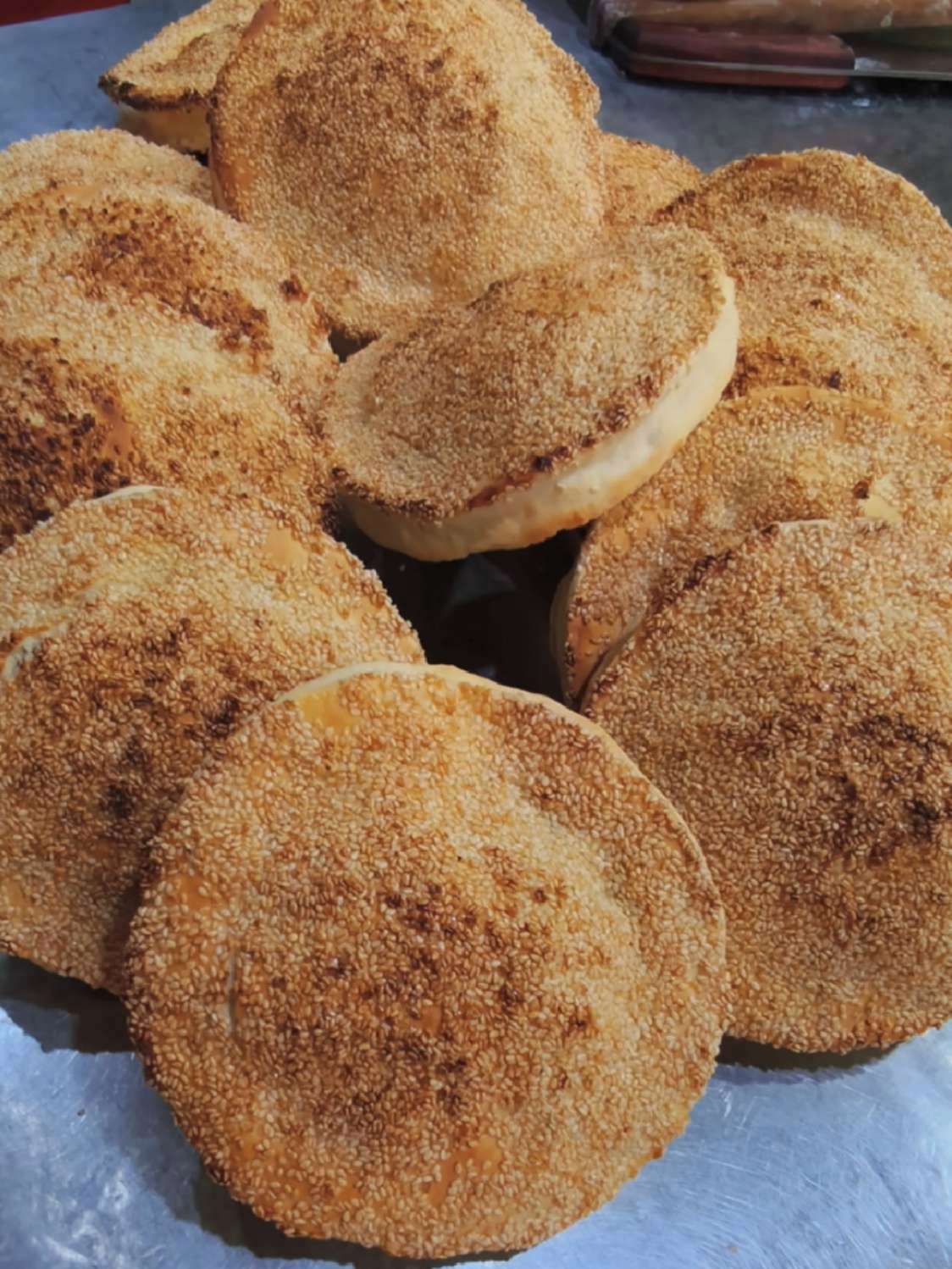 商丘高炉烧饼做法 现在,我们专业的高炉烧饼培训课程来啦!无论你是厨房小白,还是有一定经验想