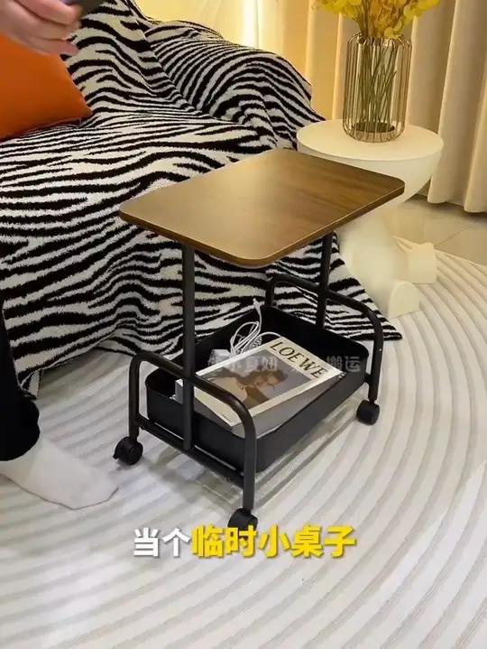 客厅里放个移动小茶几真的方便又实用。它是上下两层收纳设计,还有第三层的杯架,可以收纳更多的