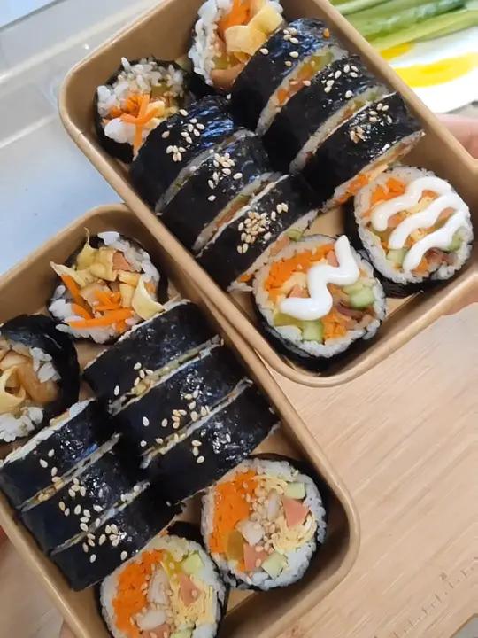 家庭版寿司保姆级教程 今天分享如何煎出用手扯都不破的蛋皮,还有如何卷出米饭不会重叠的寿司卷