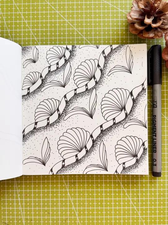 今天临摹 姐妹一幅很有意境的原创小画,海鸥、海浪、沙滩、贝壳,一片美丽的海边风景。想象力真