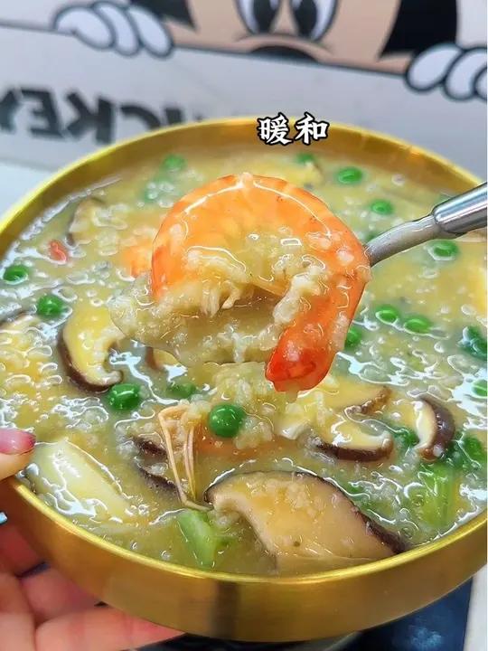 九月天都开始冷了 给家人煮一锅砂锅海鲜粥 来一碗全身暖暖的