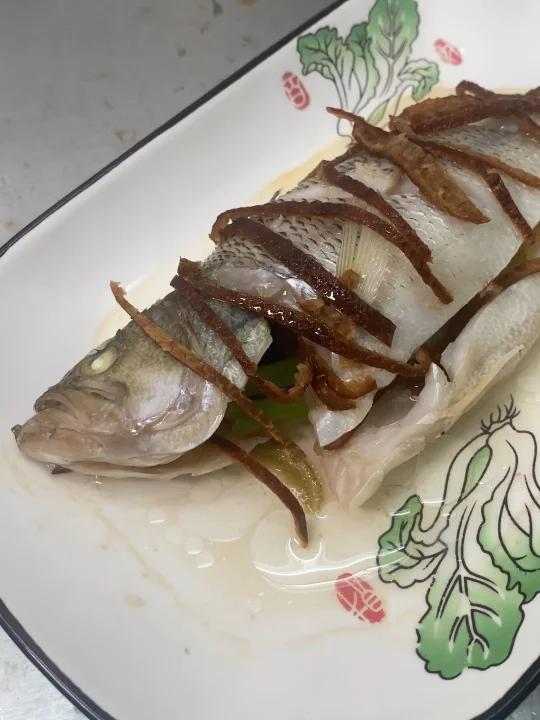 陈皮清蒸咸鲈鱼,肉质鲜嫩,简单零失败!