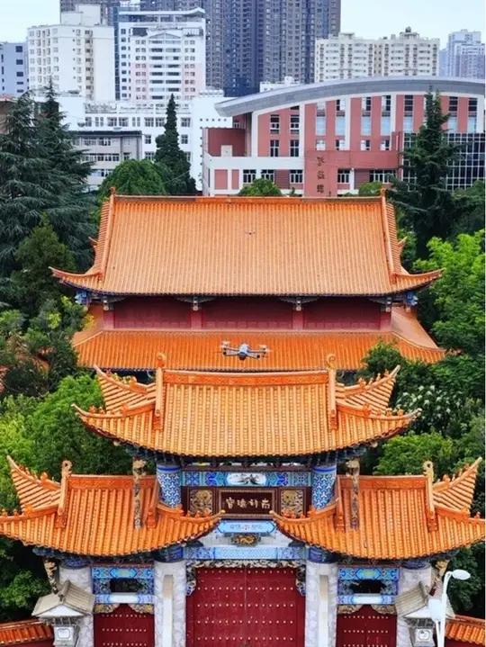曲靖是一座充满着文化色彩浓重的城市,不仅有着代表爨文化的二爨碑,还有着古鱼文化及红色文化代