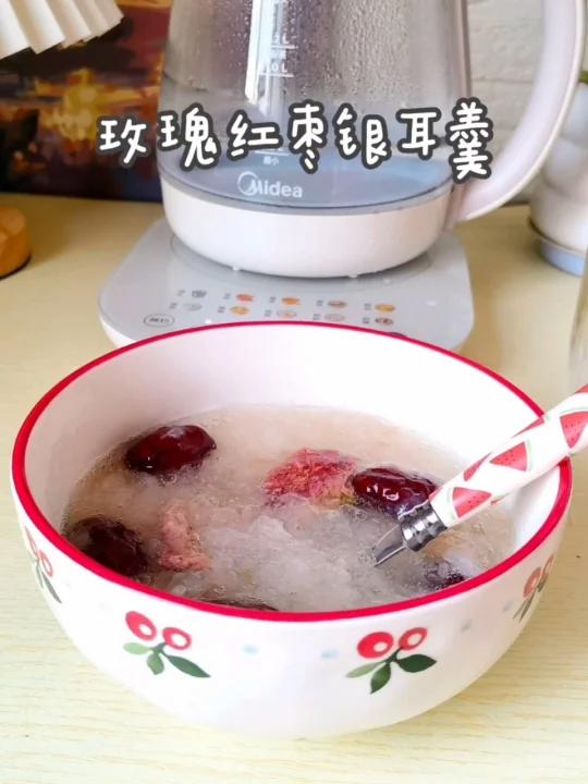 玫瑰红枣银耳羹常喝不用每天敷面膜