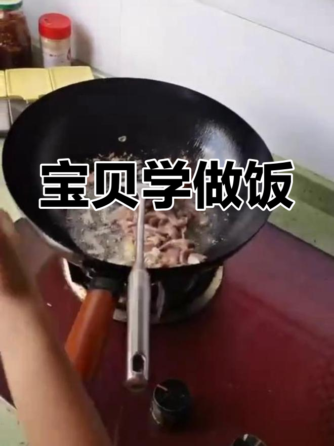 小朋友变身小厨师,洗菜切辣椒样样行