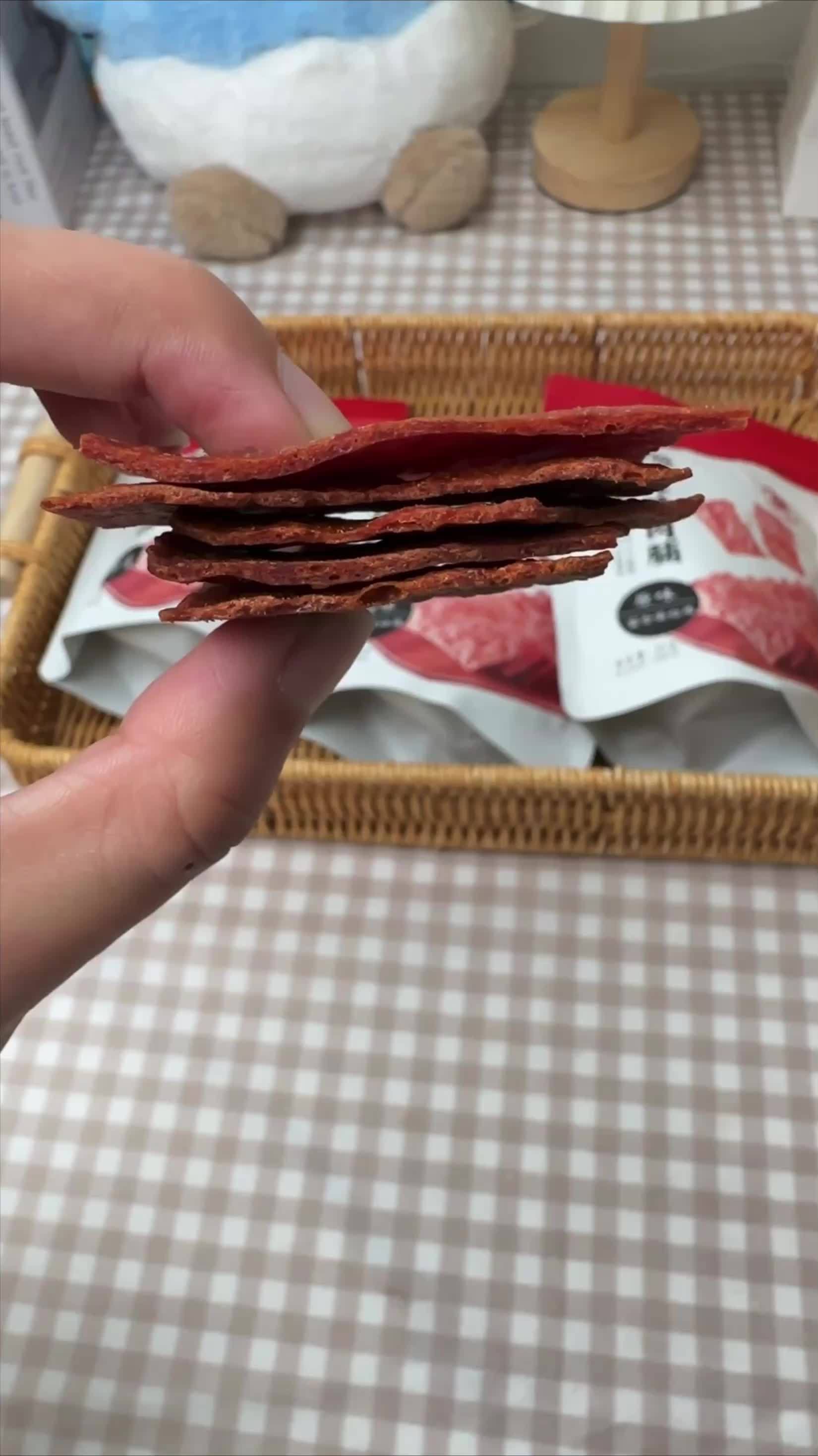 靖江猪肉脯,来伊份的高蛋白酥脆零嘴 营养丰富 好吃到停不下来 零食对我下手了 追剧小零食